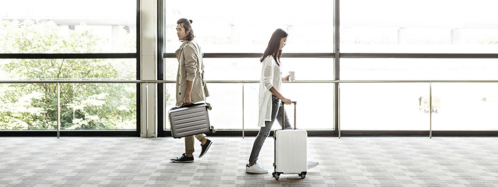 чемодан можно везти на удобных колесах или же нести в руке