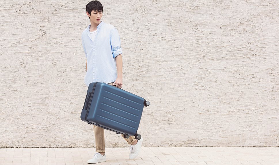 чемодан можно везти на удобных колесах или же нести в руке